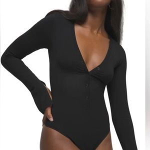 GOOD AMERICAN Deep V Henley Bodysuit in Black
